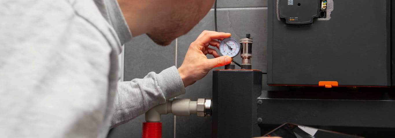 technik sprawdza system grzewczy