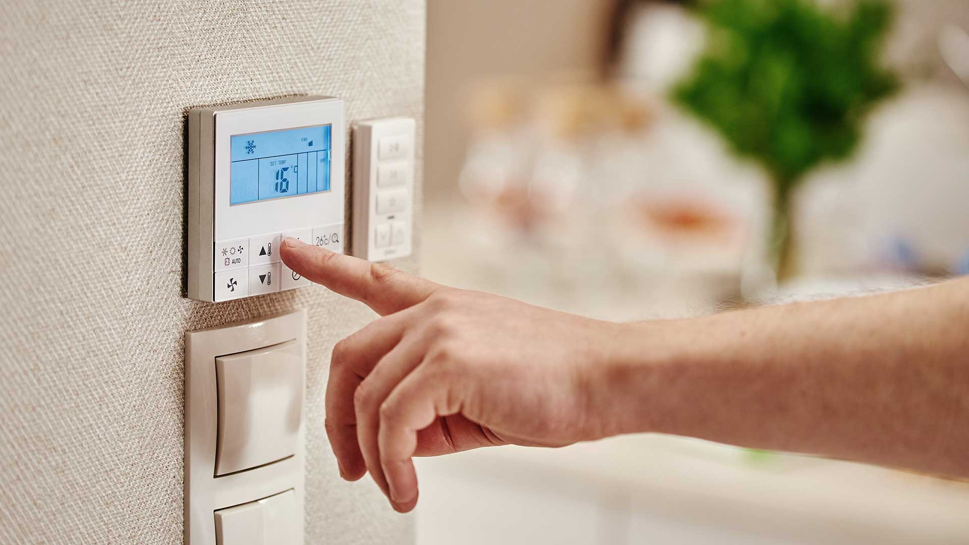 ustawianie temperatury w salonie za pomocą termostatu -  w 2021