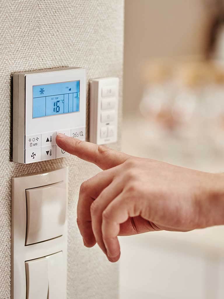 Klimatyzacja centralna w domu – jak działa? Wady i zalety