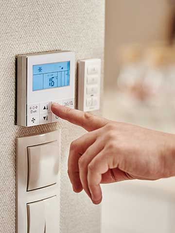ustawianie temperatury w salonie za pomocą termostatu