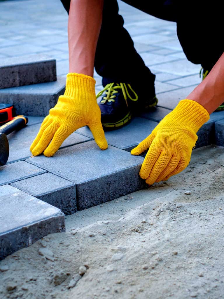 Ile kosztuje układanie kostki brukowej za m² w 2026 roku?