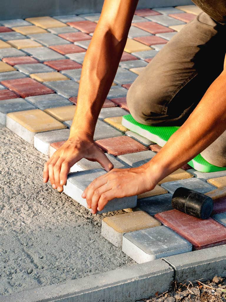 Jak ułożyć kostkę brukową na betonie krok po kroku – porady i ceny 2025