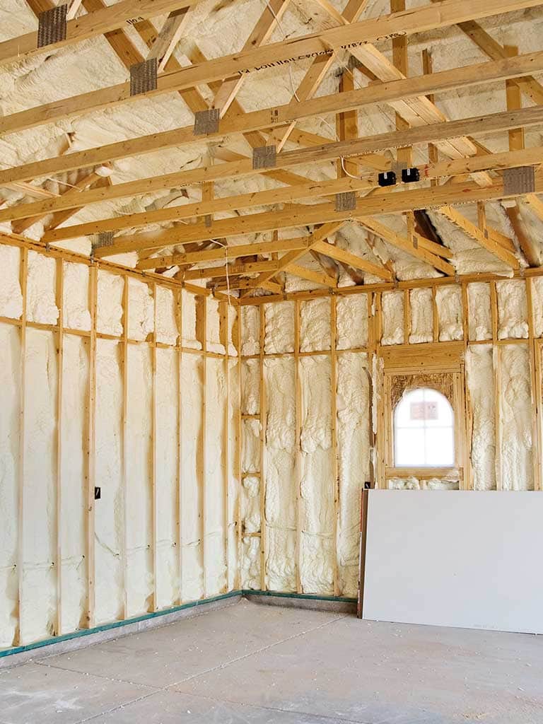 Ocieplenie domu drewnianego – jak i czym ocieplić drewniany dom w 2025?