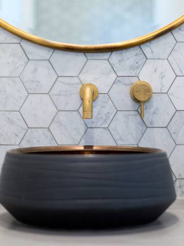 Stylowa umywalka w biurze wyremontowanym w standardzie fit-out