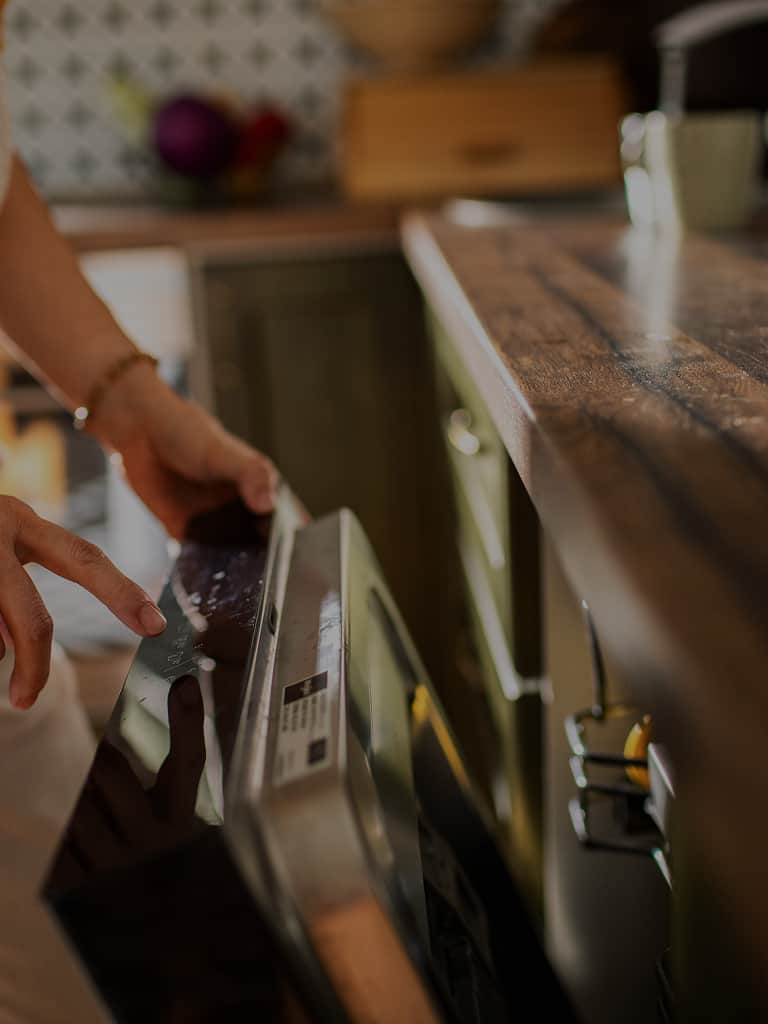 Podłączenie zmywarki: instrukcja + koszt 2025 [bezpiecznie]