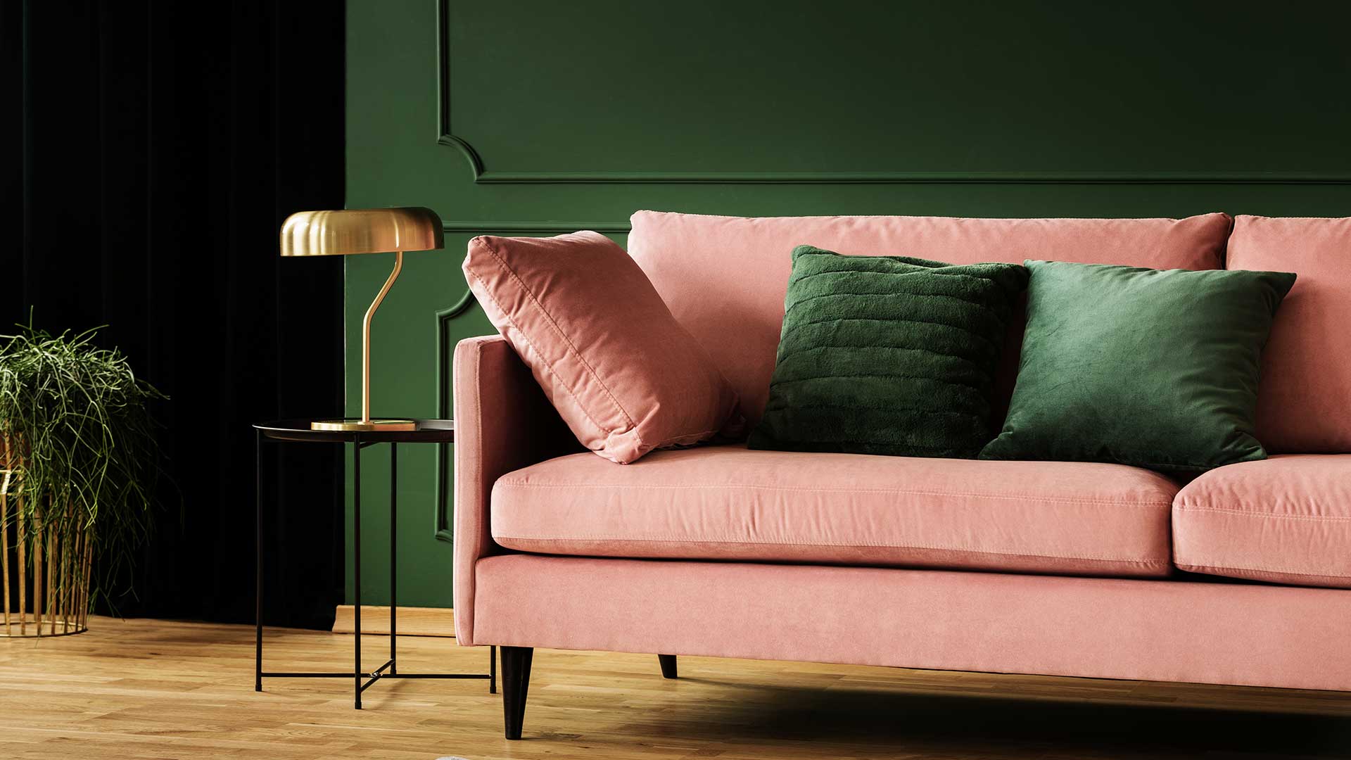 różowa sofa z weluru we wnętrzu w stylu glamour -  w 2023