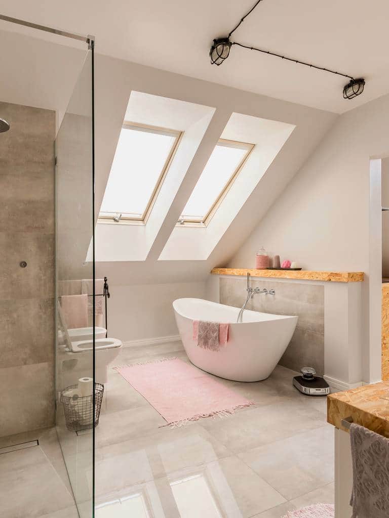 Jak wykonać montaż deszczownicy podczas remontu łazienki?