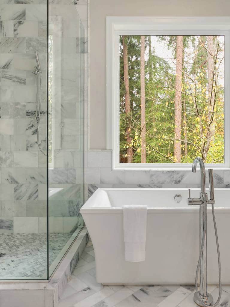 Czy warto mieć okno w łazience? Jakie okno łazienkowe wybrać? 