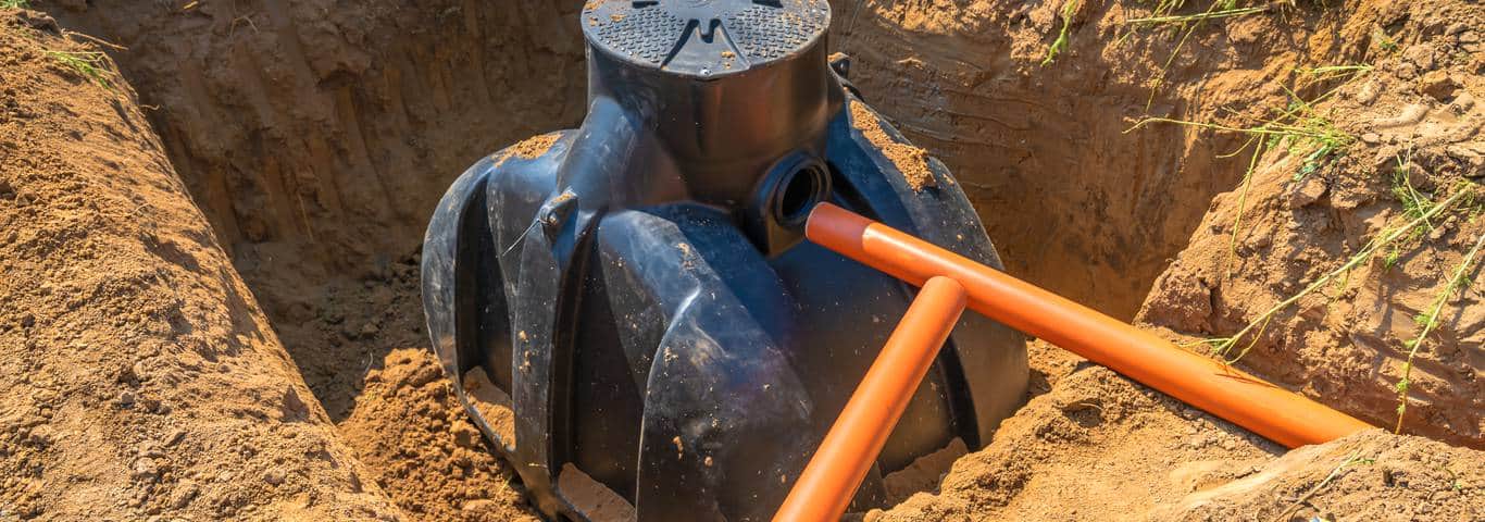 Montaż plastikowego szamba z podłączeniem rur kanalizacyjnych w wykopie