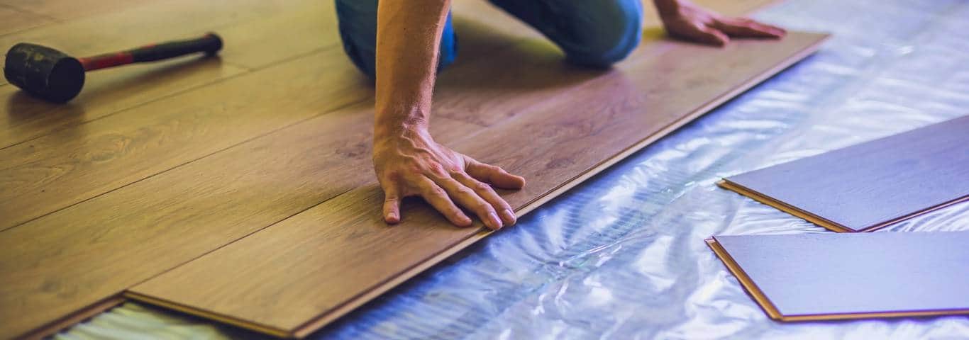 fachowca instaluje panele na ogrzewanie podłogowe