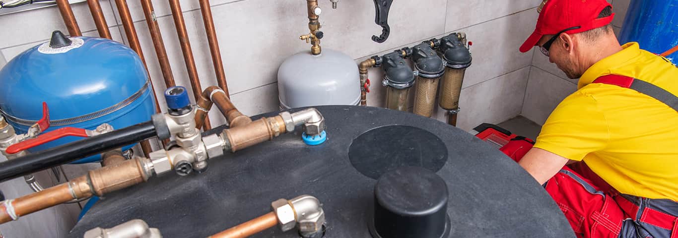 specjalista instaluje system grzewczy