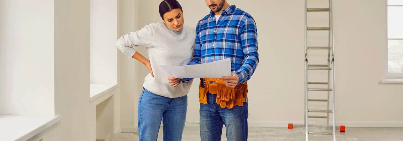 Planowanie wykończenia mieszkania – inwestor i wykonawca omawiają zakres prac remontowych