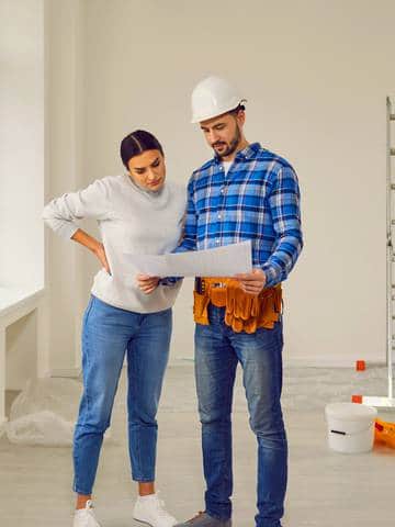 Planowanie wykończenia mieszkania – inwestor i wykonawca omawiają zakres prac remontowych