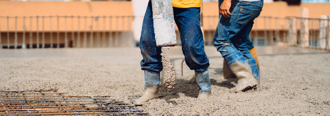 specjaliści w trakcie wylewania betonu na pręty stalowe