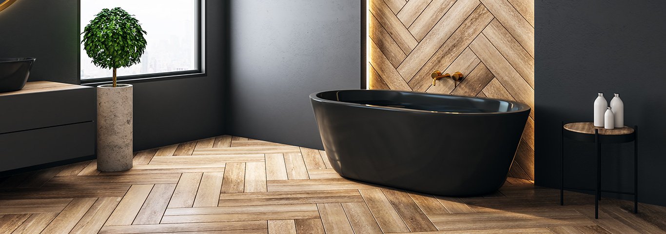 łazienka z drewnianymi płytkami na ścianie i podłodze ułożonymi w jodełkę