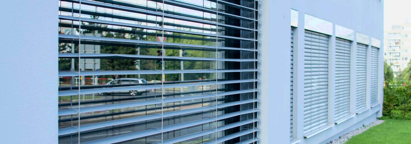 zbliżenie na rolety zewnętrzne z funkcją żaluzji w oknie domu