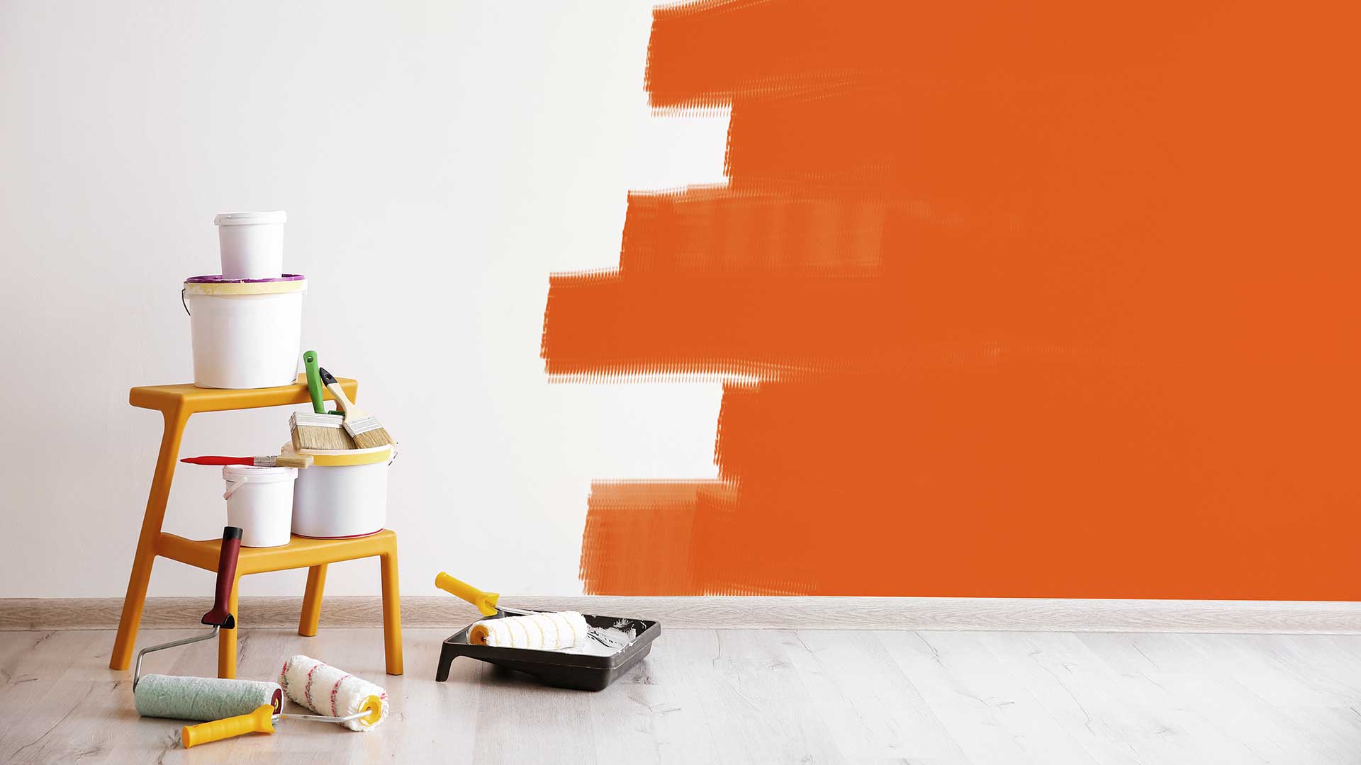 narzędzia i farby do malowania położone na drewnianych schodkach na tle malowanej ściany -  w 2022