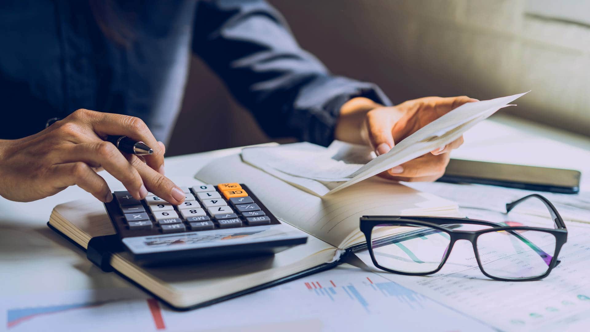 Zestresowana kobieta licząca wydatki na eksploatację i konserwację instalacji sanitarnych