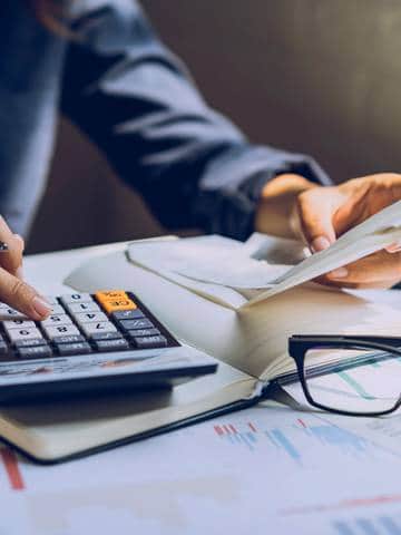 Zestresowana kobieta licząca wydatki na eksploatację i konserwację instalacji sanitarnych