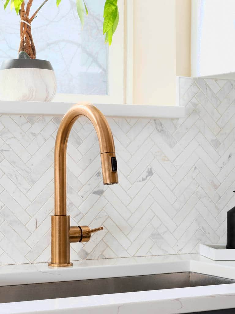 Jak naprawić cieknący kran? Instrukcja krok po kroku [2025]