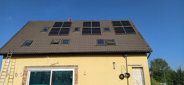 Oferujemy mycie myjką wysokociśnieniową  i malowanie agregatem dachów pokrytych dachówką.