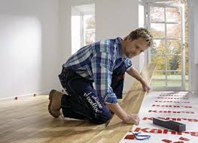 Układanie paneli deski, winyli