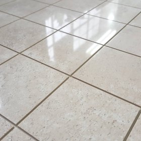 Dekoracyjne nacięcia na płytkach ceramicznych