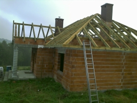 Wykonanie więźby dachowej dachu czterospadowego z jedną jaskółką.