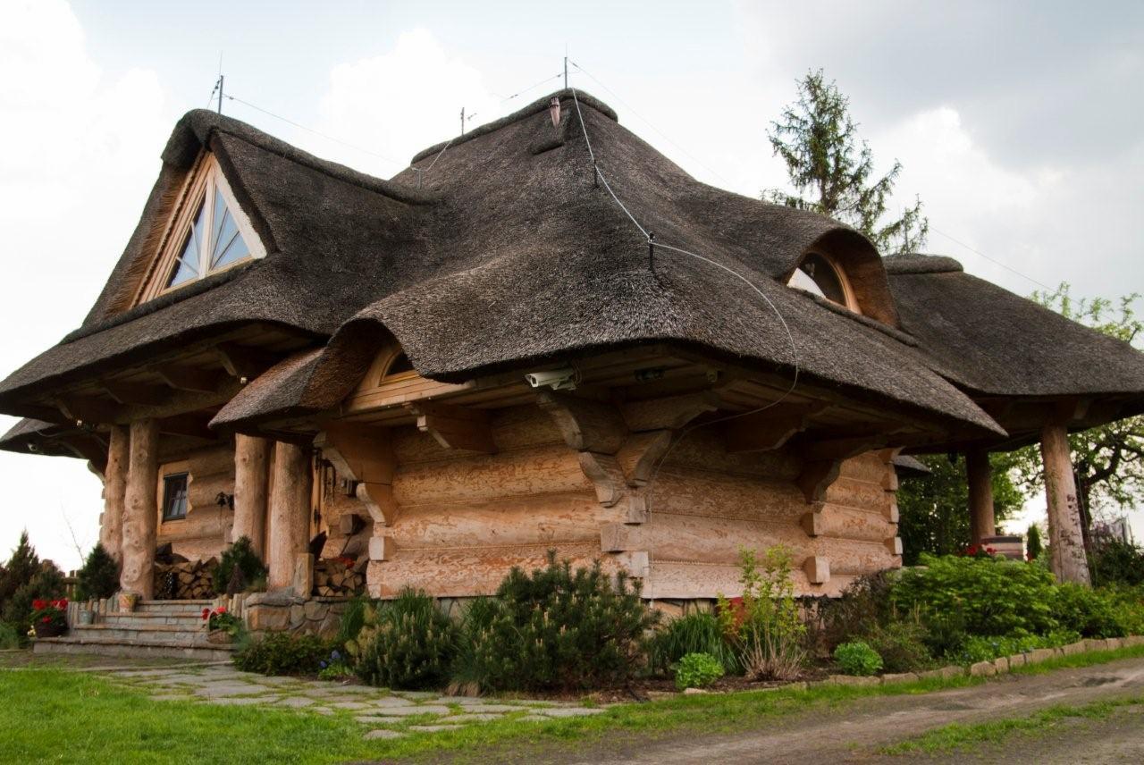 Жил был деревянный дом крыша. Кровля из Рогоза саманных домов. Домик с Камышовой крышей. Крыши деревянных домов. Необычные крыши домов.