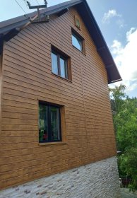 Elewacje z blachy drewnopodobnej