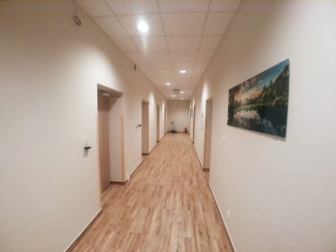 Malowanie ścian i sufitów.