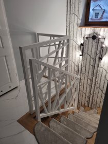 Balustrady stalowe, ocynkowane, malowane proszkowo, z wypełnieniem szklanym.