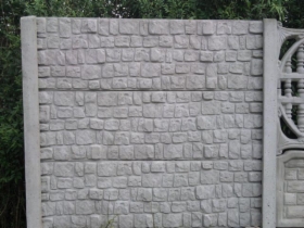 Ogrodzenie betonowe wykonane z płyt prefabrykowanych.