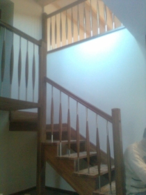Balustrady nierdzewne z drewnem, schody drewniane