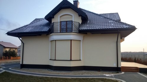 Dostawa i montaż osłon okiennych.