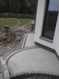 Układanie kostki bruuukowej