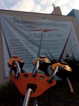 Montaż reklam siatka mesh banery