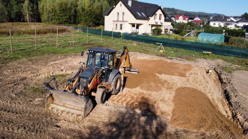 Prace koparko-ładowarką