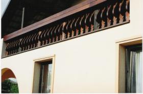 Balustrady balkonowe, drewniane oraz kute