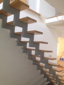 Wykonanie konstrukcji i montaż schodów ze stali nierdzewnej oraz czarnej.