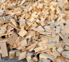 drewno rozpałkowe z palet przemysłowych