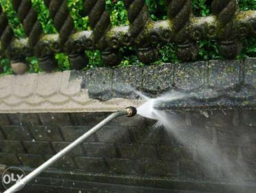 Profesjonalne czyszczenie myjkami wysokociśnieniowymi.