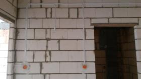 Rozprowadzenie przewodów, montaż gniazd, wyłączników.