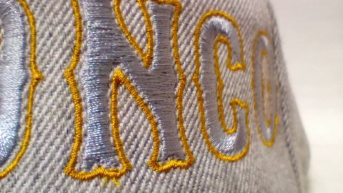 Czapki ze zdobieniem w technologii haft. D.P. Color