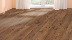 Układanie paneli podłogowych wraz z listwami PCV