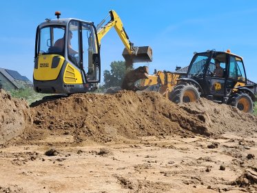 Kopanie fundamentów/ Niwelowanie terenu