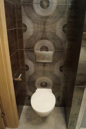 układanie glazury, począwszy od mozaiki po płyty wielkoformatowe, gresu, kamienia naturalnego