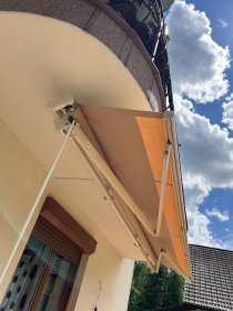 Markiza tarasowa  z napędem elektrycznym i awaryjnym otwieraniem .