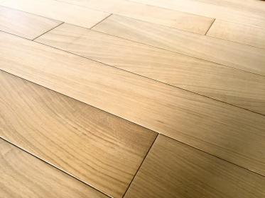 Panele podłogowe obłogowane naturalnym drewnem