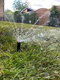 wykładanie trawy z rolki